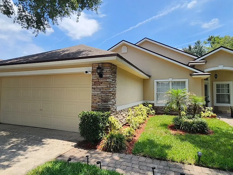979 Steeplechase Ln — Photo 1