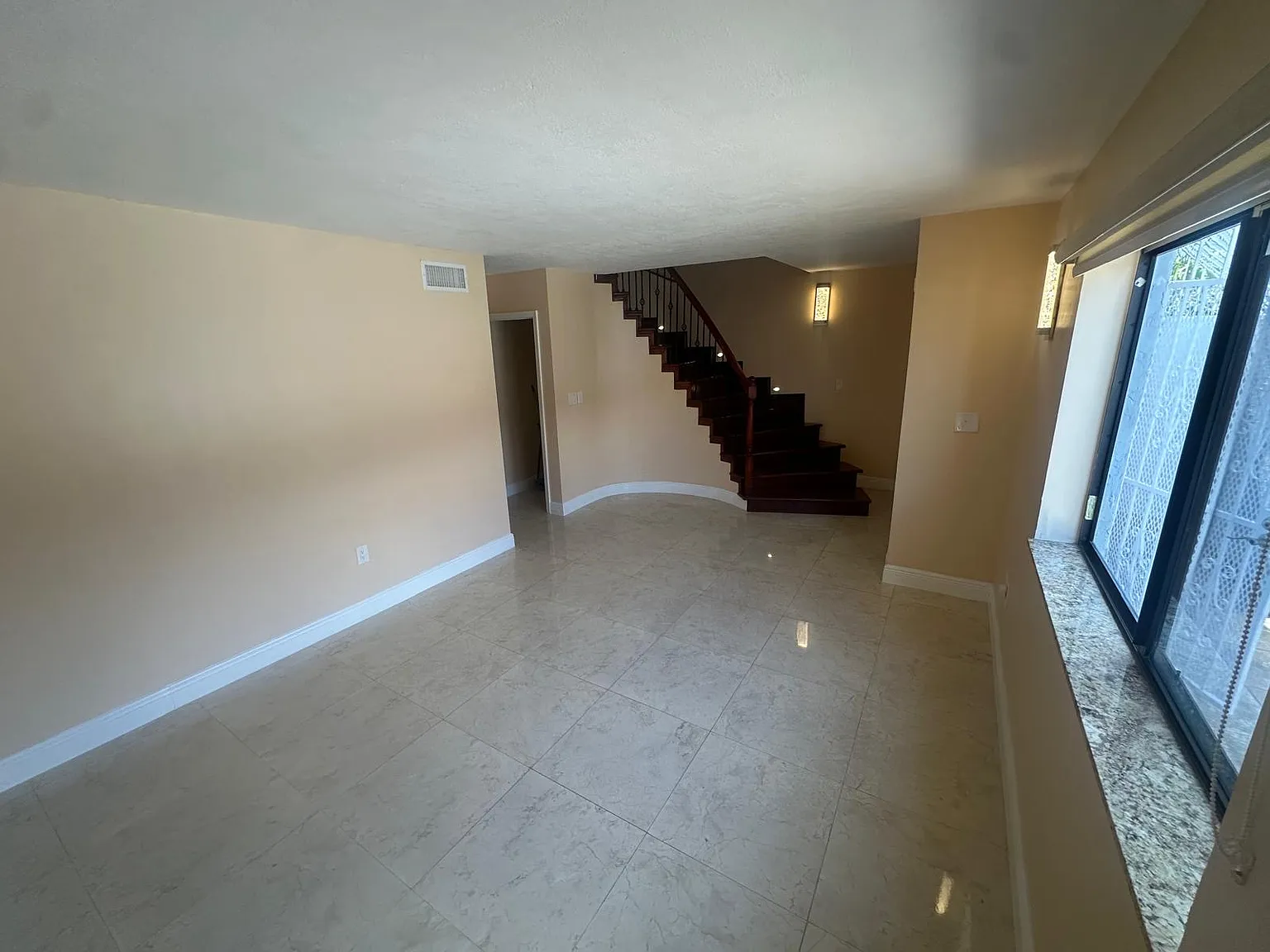 3 bed, 1545 sqft, $3,200 — Photo 2