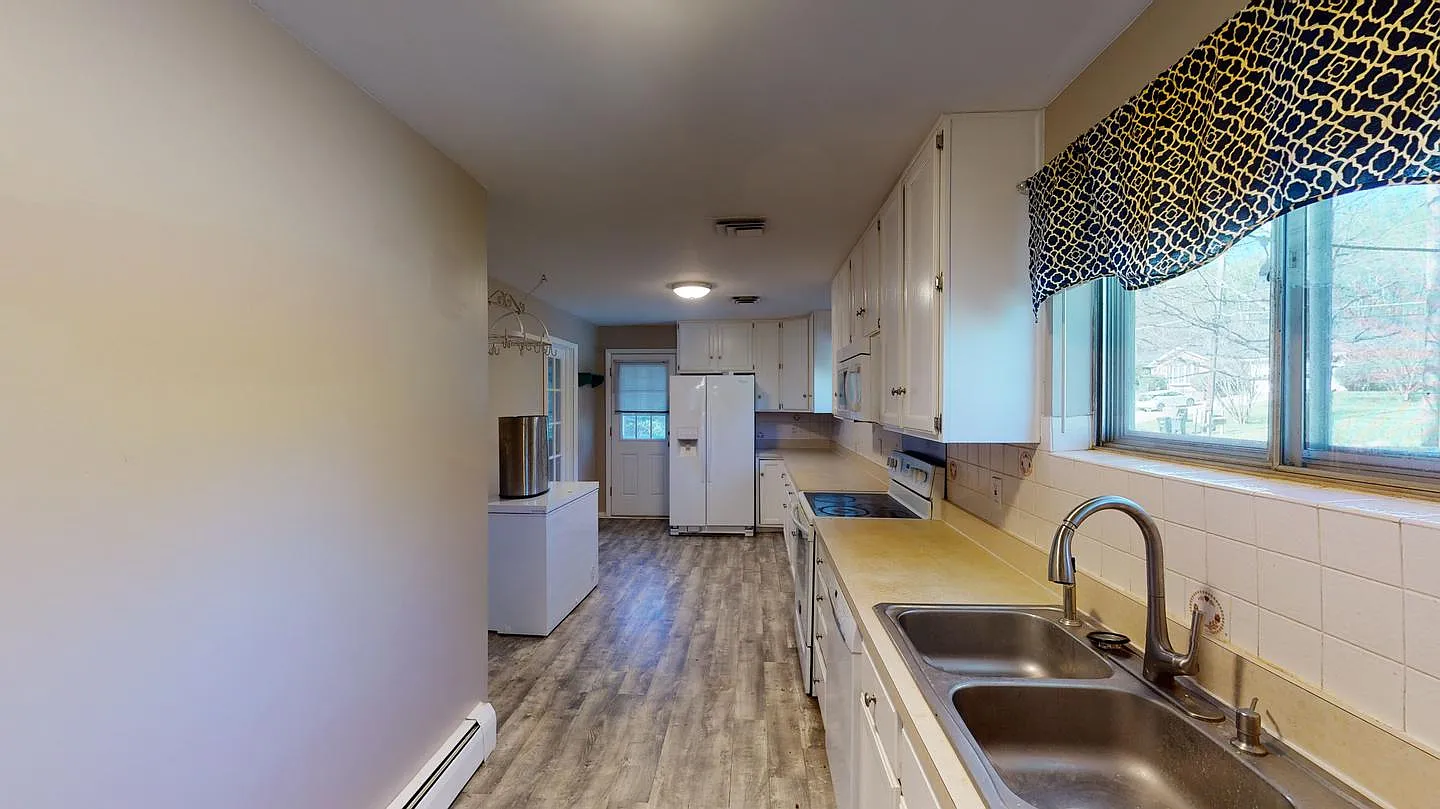 Stylishly updated Temple Hills home with large backyard — Photo 4