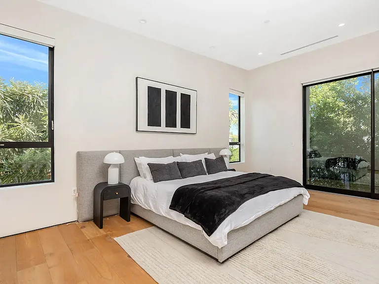 460 N Kings Rd — Photo 34