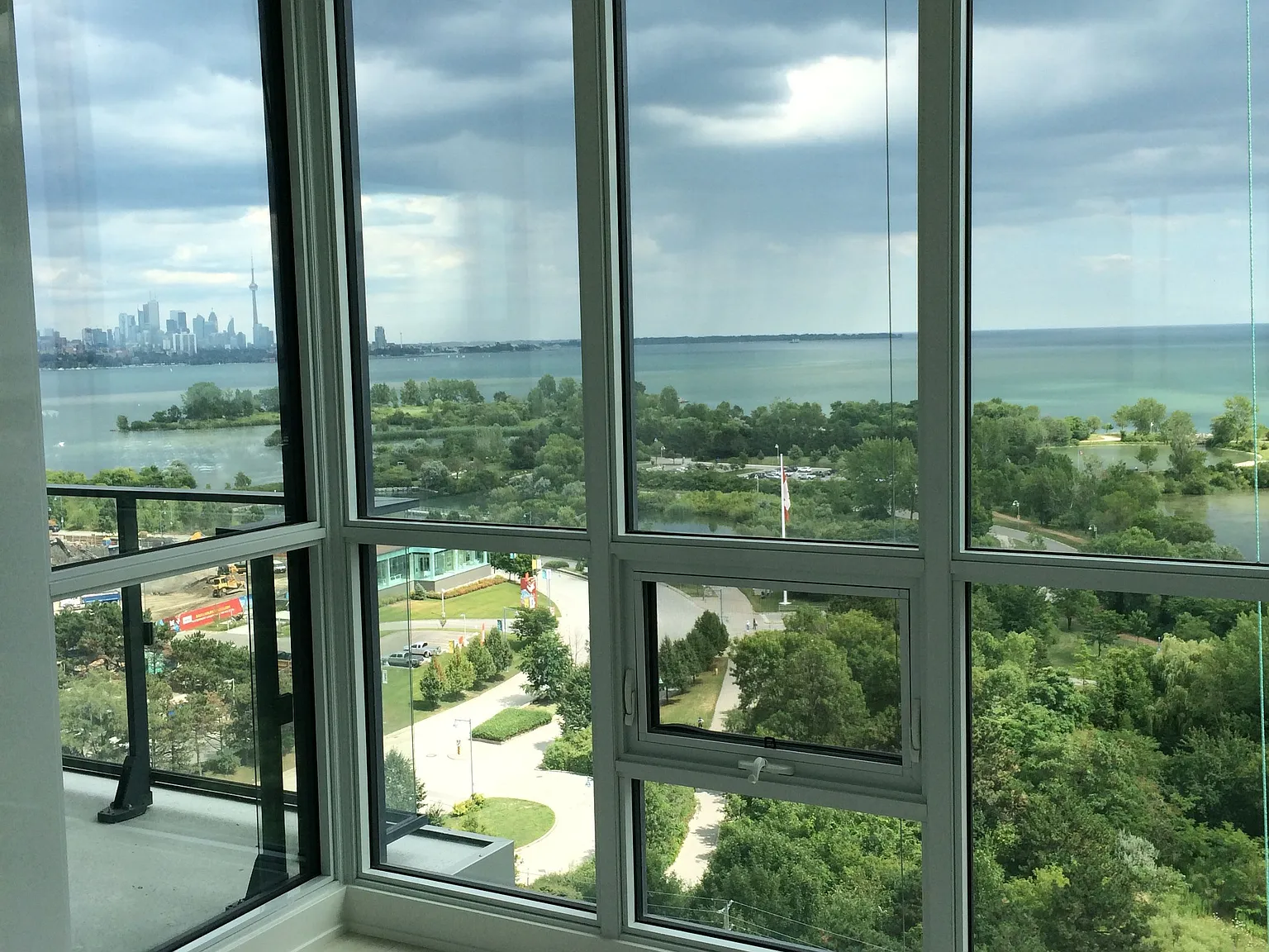 2212 Lake Shore Blvd W — Photo 3