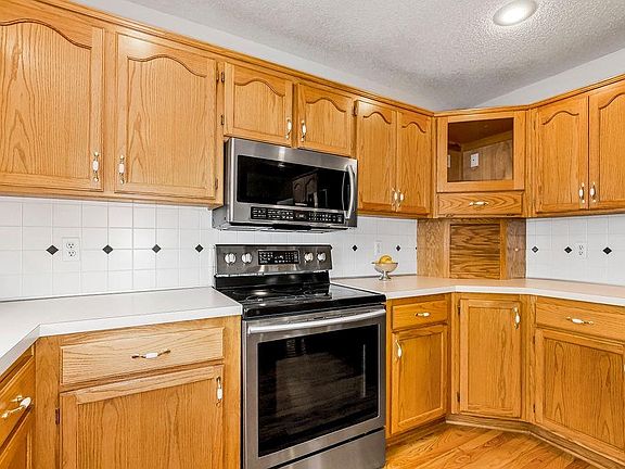 3rd image of 217 NE Fiddlewood Ave