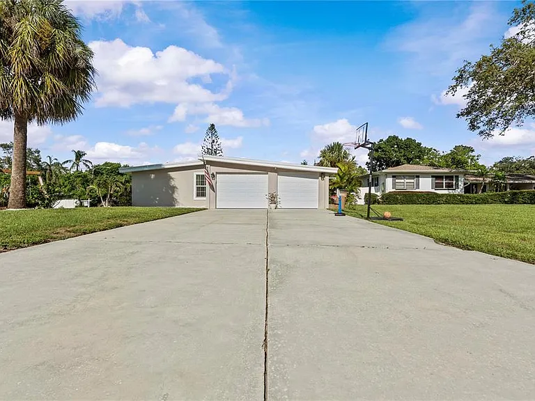 327 Sunny Ln — Photo 36