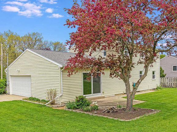 4th image of 2884 Manitou Dr NE