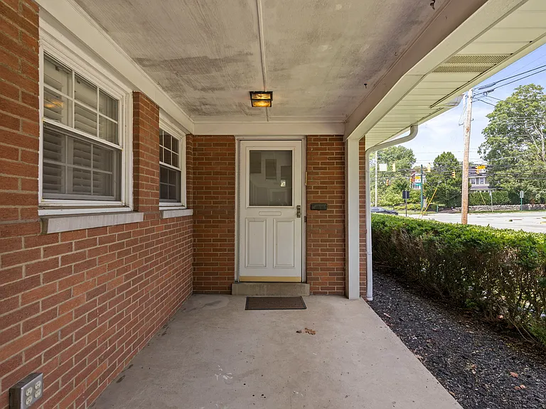 1629 Arlington Ave — Photo 3