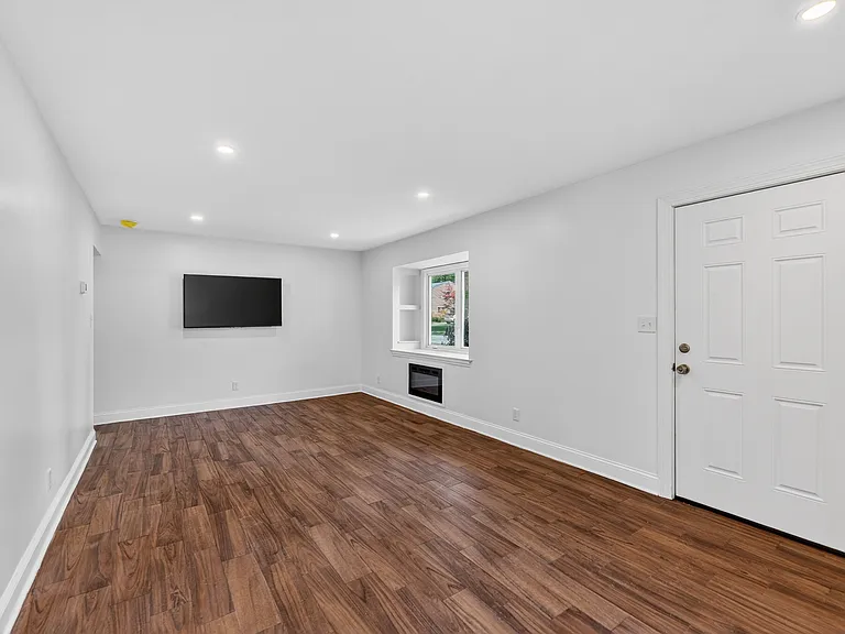101 Sheldon St — Photo 2
