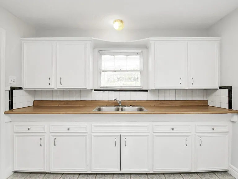 109 Amundsen St — Photo 9