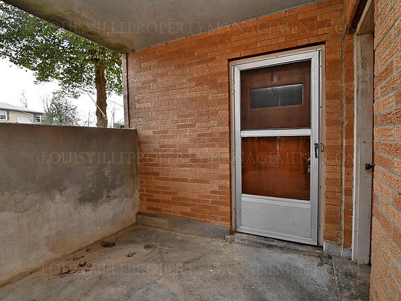 3rd image of 320 Idlewylde Dr APT 1