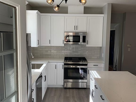3rd image of 824 Edgehill Dr
