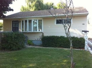 1716 Ballentine St, Waukegan, IL 60087