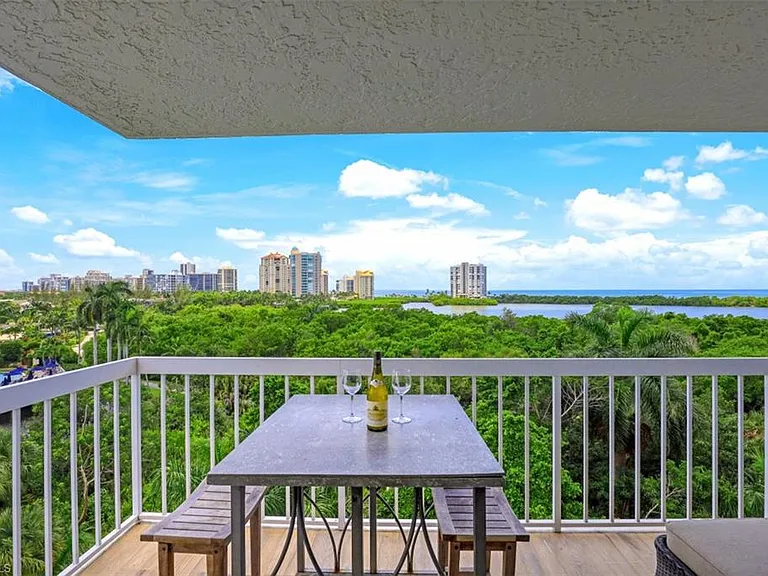 5501 Heron Point Dr #501 — Photo 4