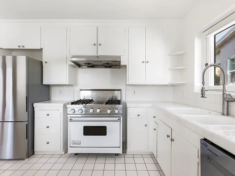 982 Athens St — Photo 22