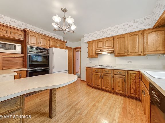 2nd image of 1224 Robinhood Ln