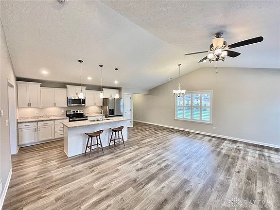 5th image of 742 Villa Ct