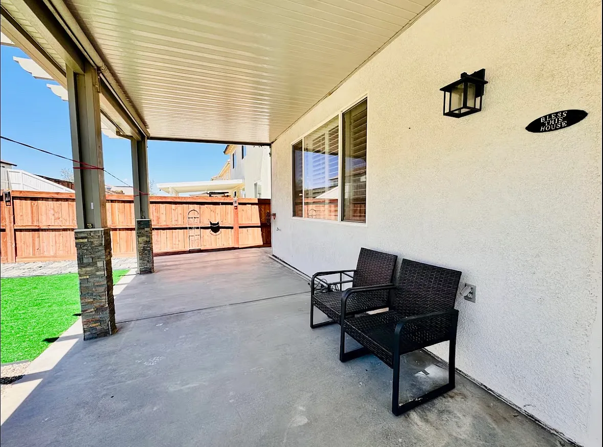 5 bed, 2724 sqft, $3,399 — Photo 3