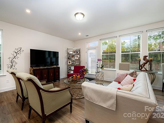 5th image of 6133 Mariemont Cir