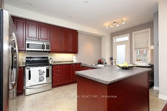 16 Thatcher Cres — Photo 7