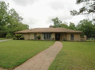 13 Whittier Dr, Friendswood, TX 77546