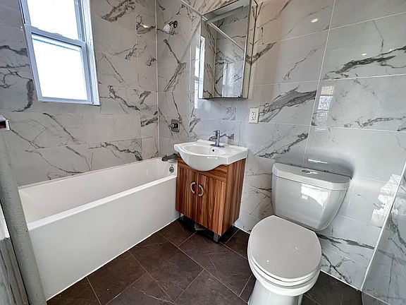 5th image of 943 Pavonia Ave #33