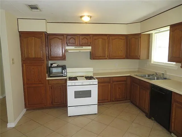 1629 Maplewood Dr — Photo 4