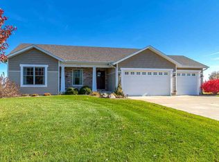 225 Fenceline Dr, Blue Grass, IA
