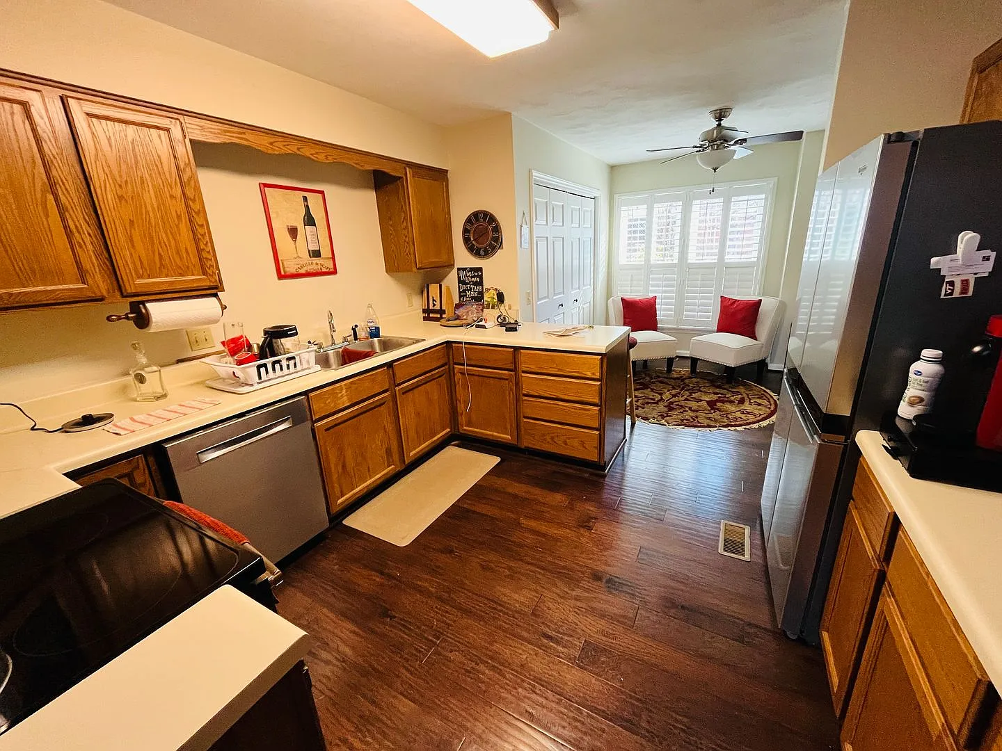 Upscale 3 Bedroom 2.5 Bath Townhouse — Photo 3