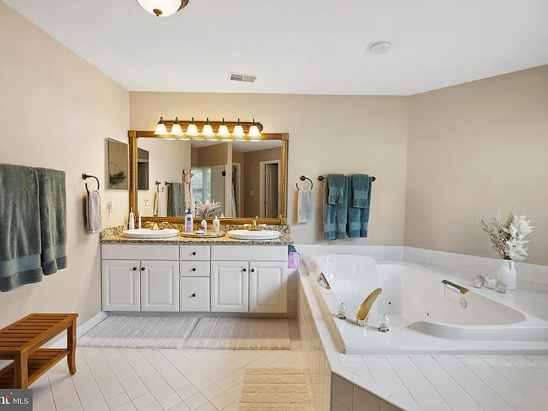 2207 Frank St — Photo 31