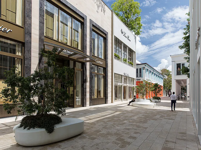 The Miami Design District is minutes away offering luxury fashion, jewelry boutiques, cafes, and celebrity-chef restaurants for you to lavish in