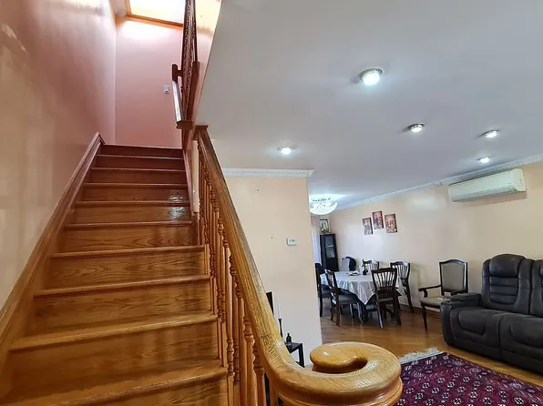 15043 77th Rd, Flushing, NY 11367