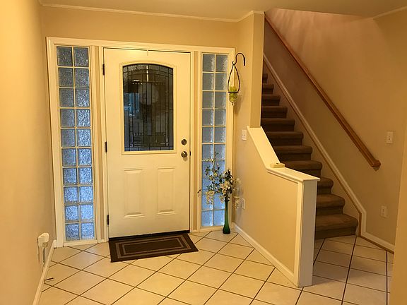 Main entry w/ stairway up