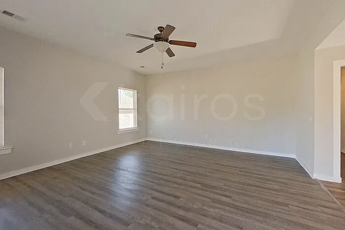 4 bed, 2.0 bath, 1660 sqft, $1,795 — Photo 3