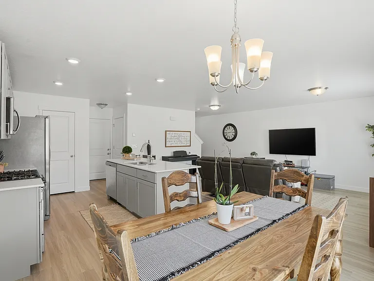 347 N Angus Dr — Photo 10