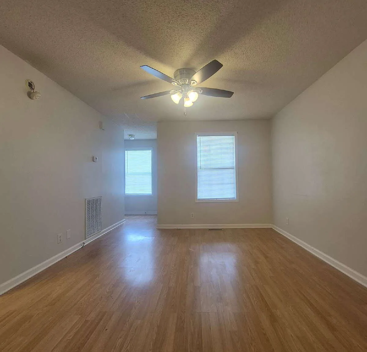 2 bed, 1.5 bath, 956 sqft, $1,095 — Photo 3
