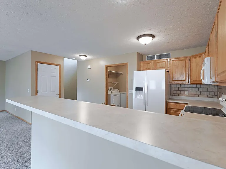 1718 Sawyer St — Photo 7