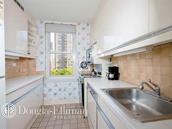 5th image of 139 E 63rd St APT 11D