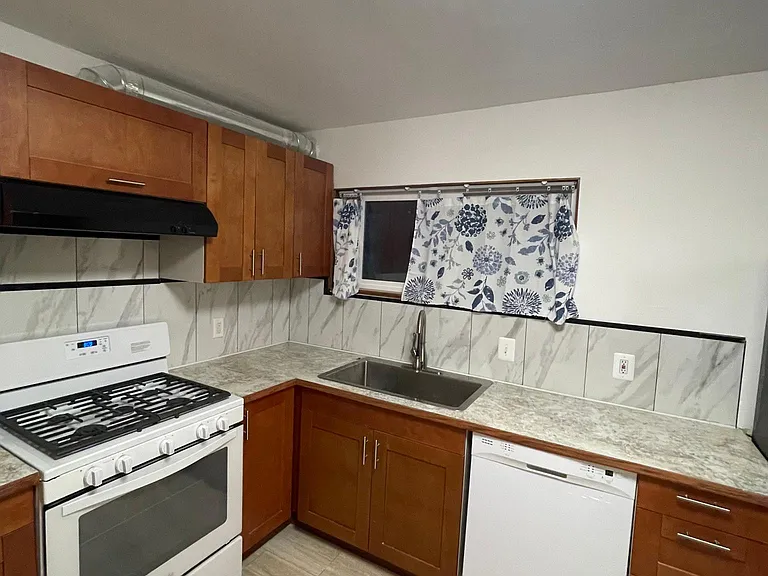 2563 Hearthside Dr — Photo 7