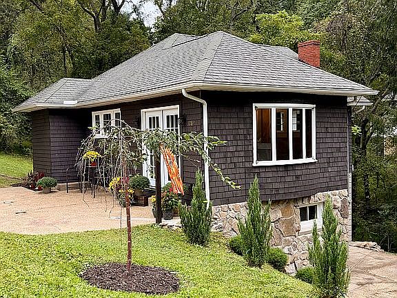 3rd image of 1289 Hillcrest Rd