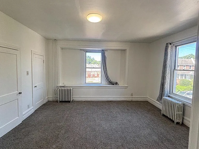 923 Hyatt St — Photo 4