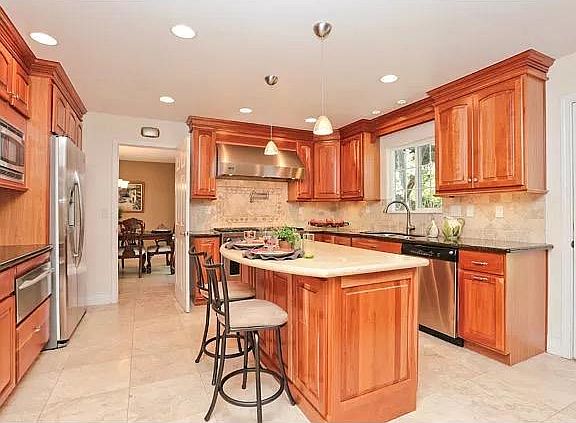 3rd image of 799 Glenborough Dr