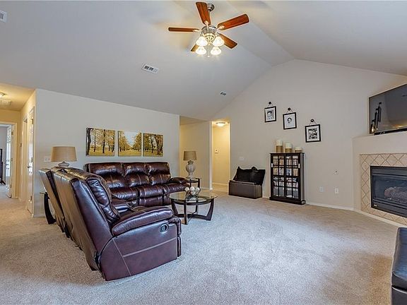5th image of 12 Windsor Ln