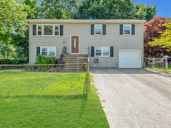 15 Aspen Road, Kings Park, NY 11754