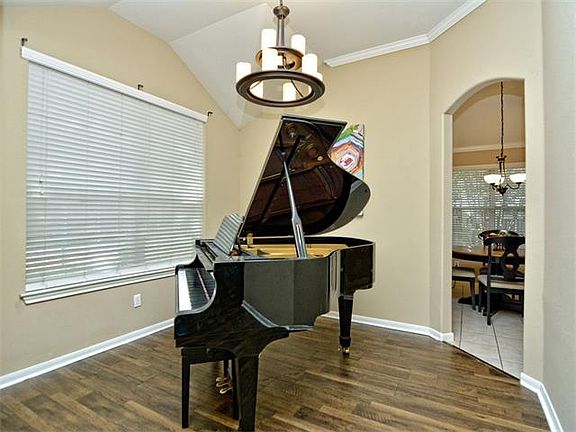 4th image of 2203 Clover Ln