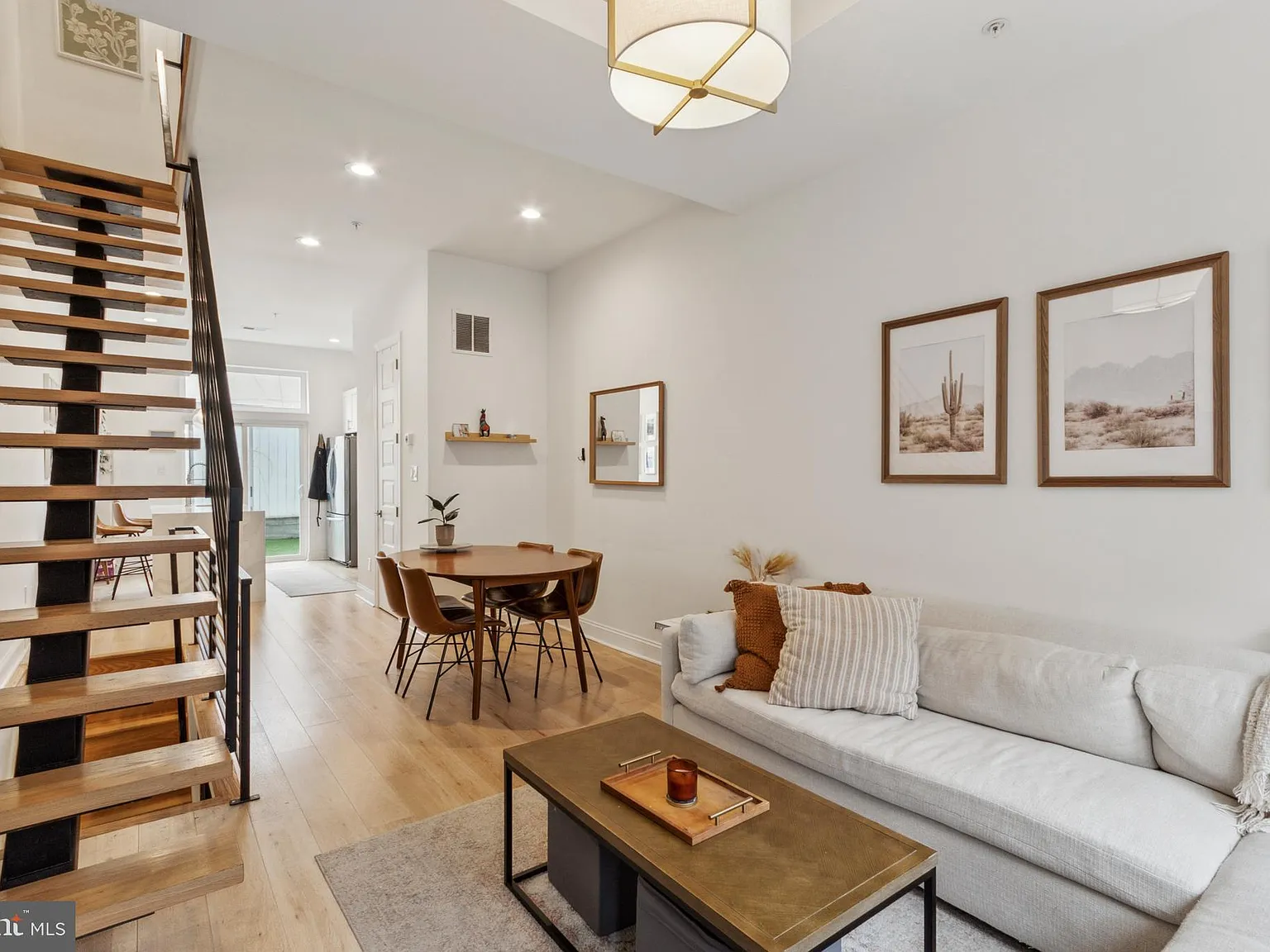 3 bed, 2.5 bath, 2001 sqft, $2,550 — Photo 3