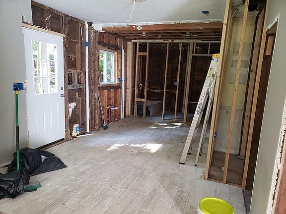 5th image of 398 Stafford St