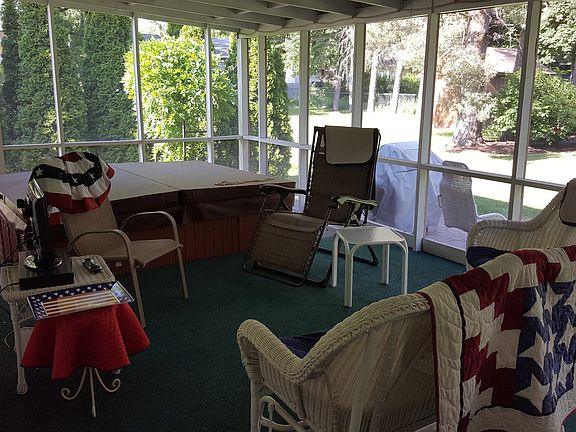 Screened Porch w/Hot Tub