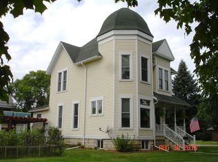 312 N Tama St, Manchester, IA 52057