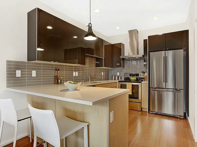 2502 S Dearborn St — Photo 2