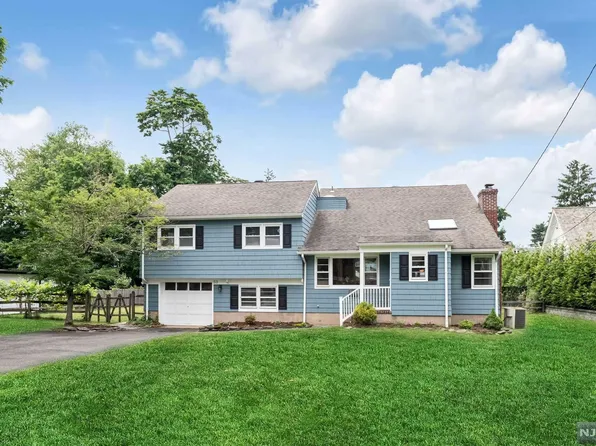53 Lloyd Rd, Ho Ho Kus, NJ 07423