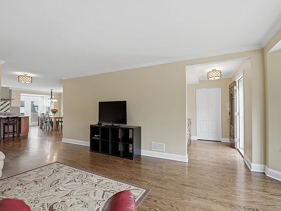 4th image of 1601 S Ashland Ave