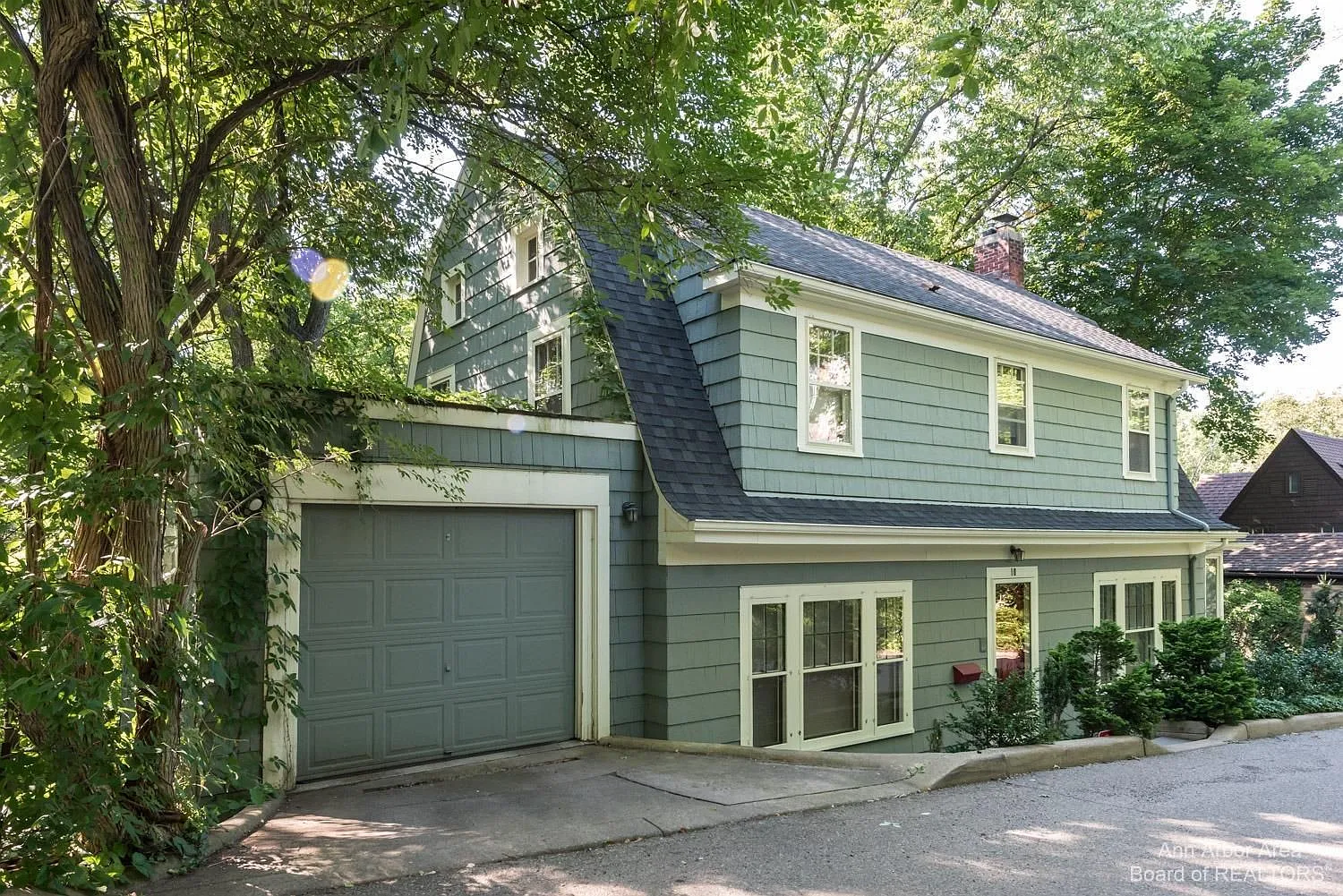 10 Ridgeway St photo 1